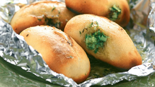 Herbed bread rolls served in foil