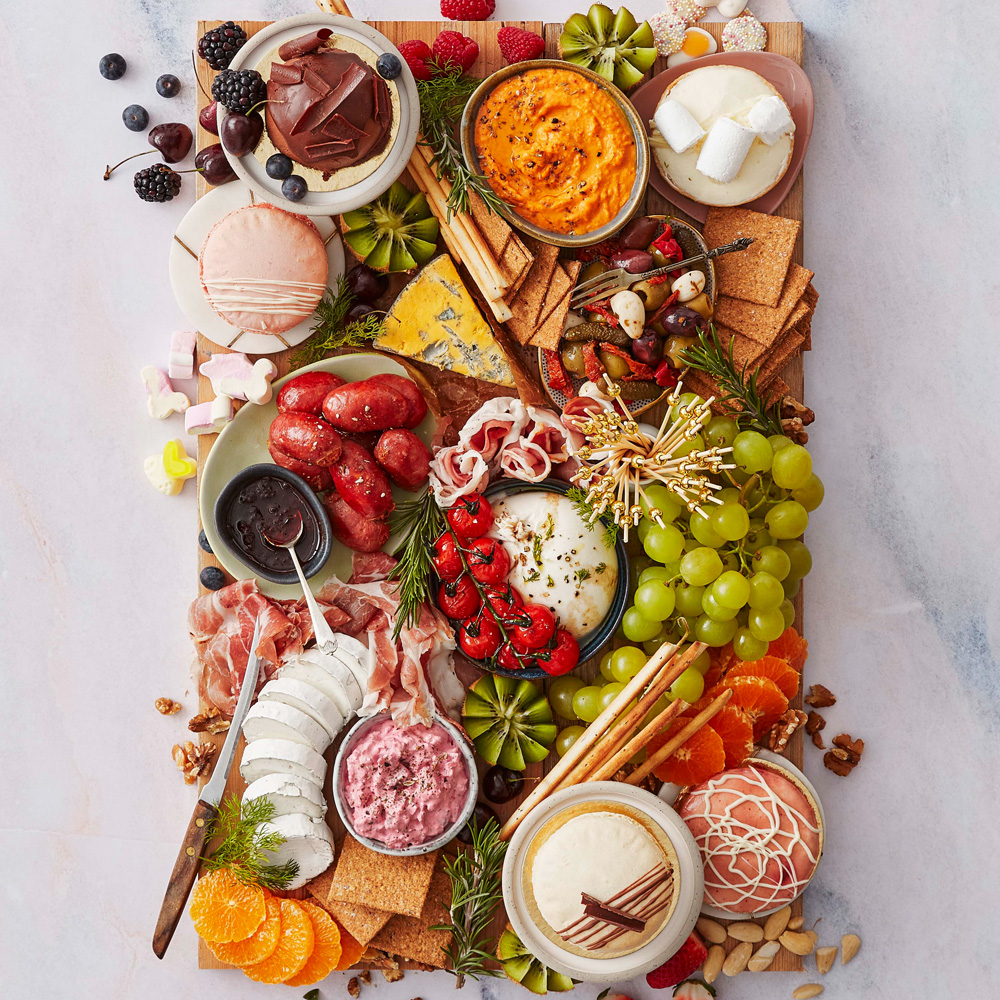 Image of a show stopping sweet and savoury grazing board