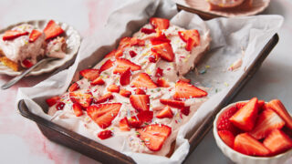 strawberry traybake