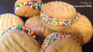 YoYo Biscuits decorated with multicoloured sprinkles