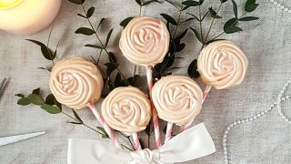 Mother's Day Meringues presented in a boquet and decorated with a white bow