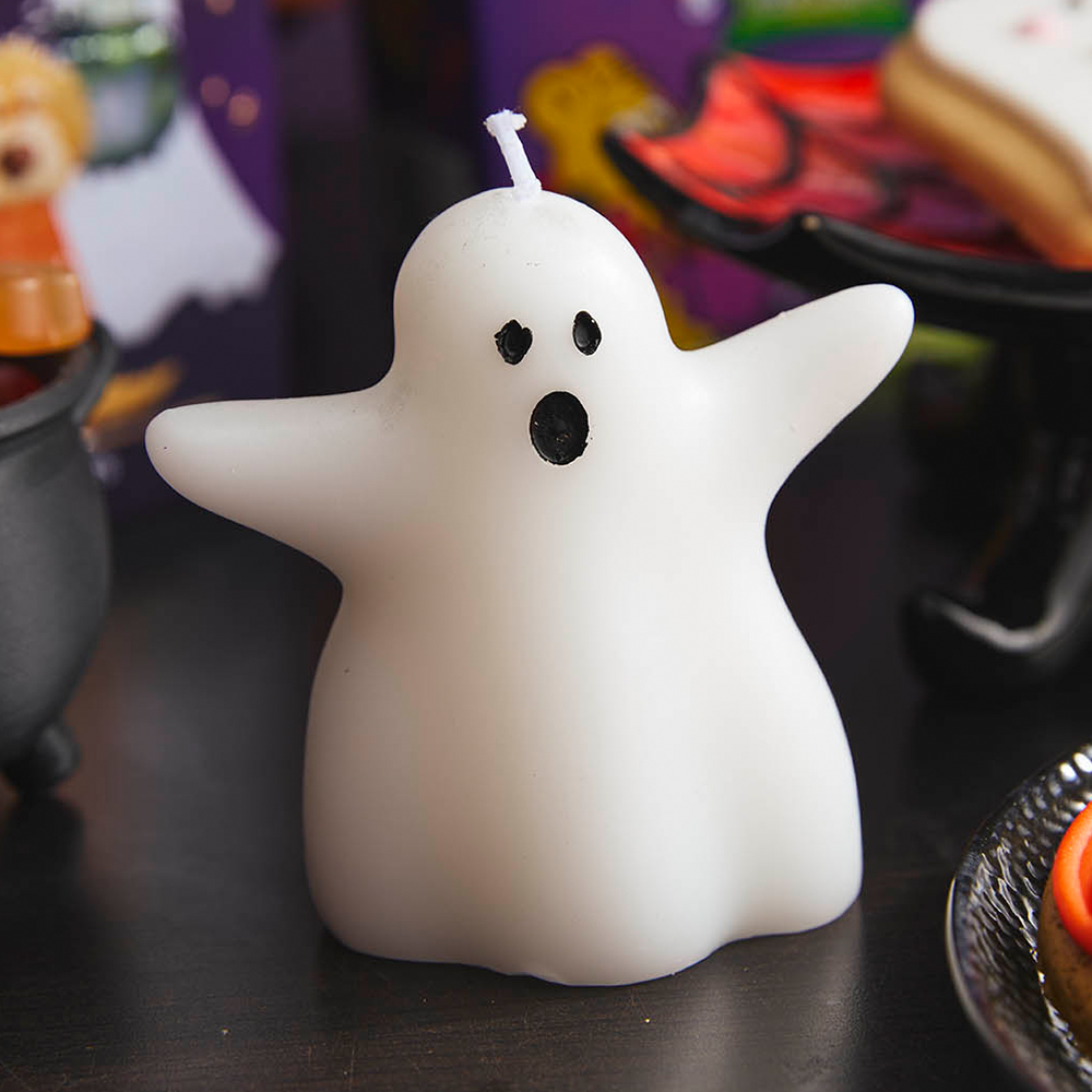 A ghost candle that has a spooked face
